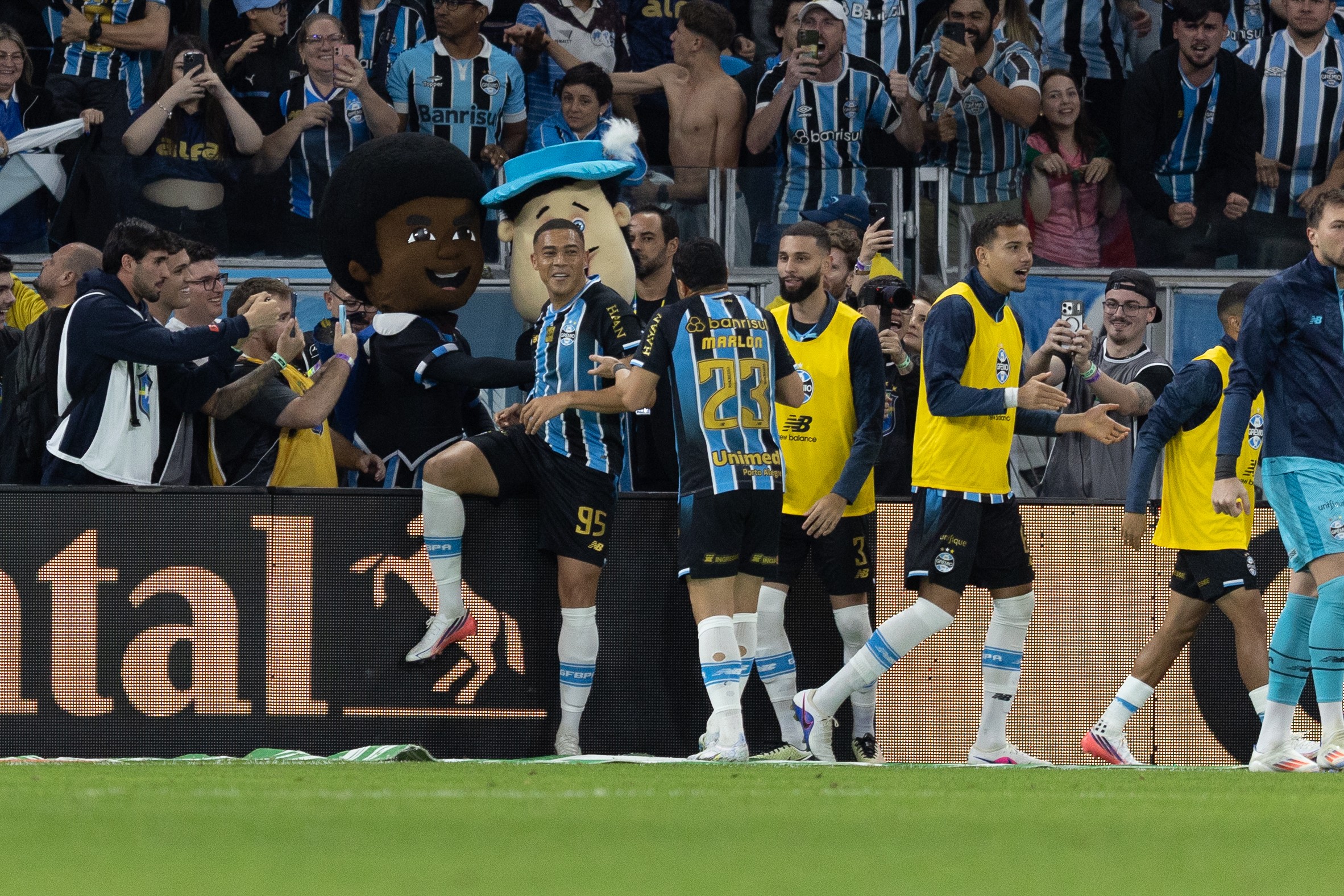 Grêmio brilha no Gre-Nal e avança à semifinal da Copa do Brasil
