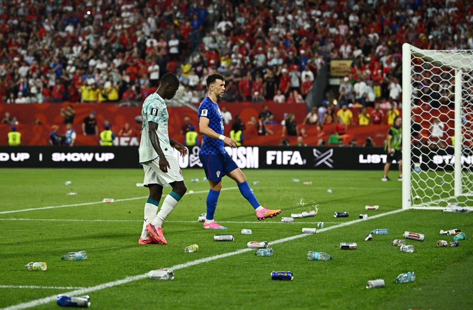 Libertadores? Croatas atiram garrafas no gramado após gol anulado contra Portugal
