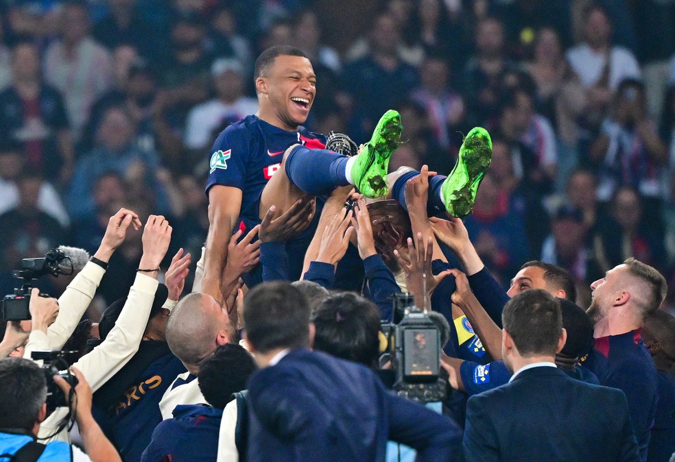 Mbappé foi exaltado pelos jogadores do PSG após a final da Copa da França — Foto: Getty Images