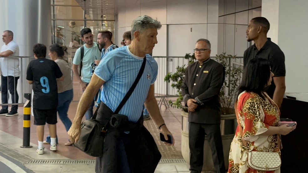 Mesmo suspenso, Renato viaja com a delegação do Grêmio para Brasília — Foto: Mateus Trindade/RBS TV