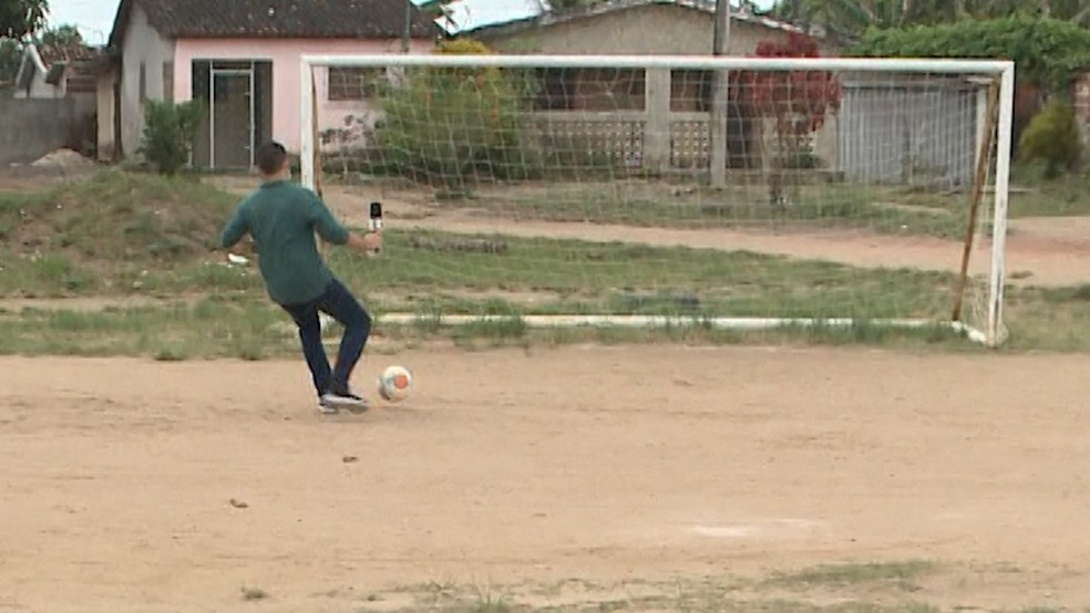 jogando futebol no campo com uma bola. marcando um gol. imitação de um jogo  de futebol.