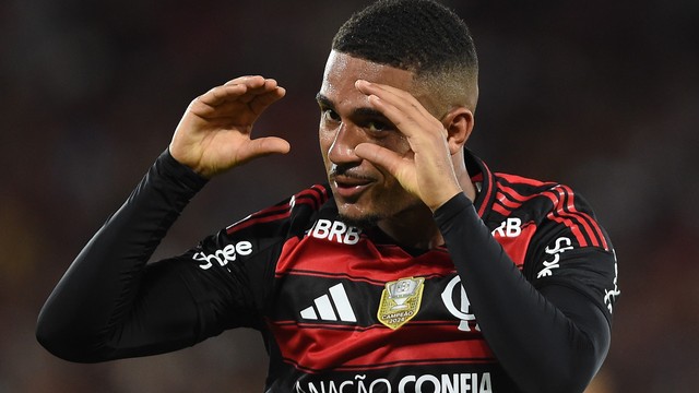 Samuel Lino comemora gol em Flamengo x Vit&oacute;ria