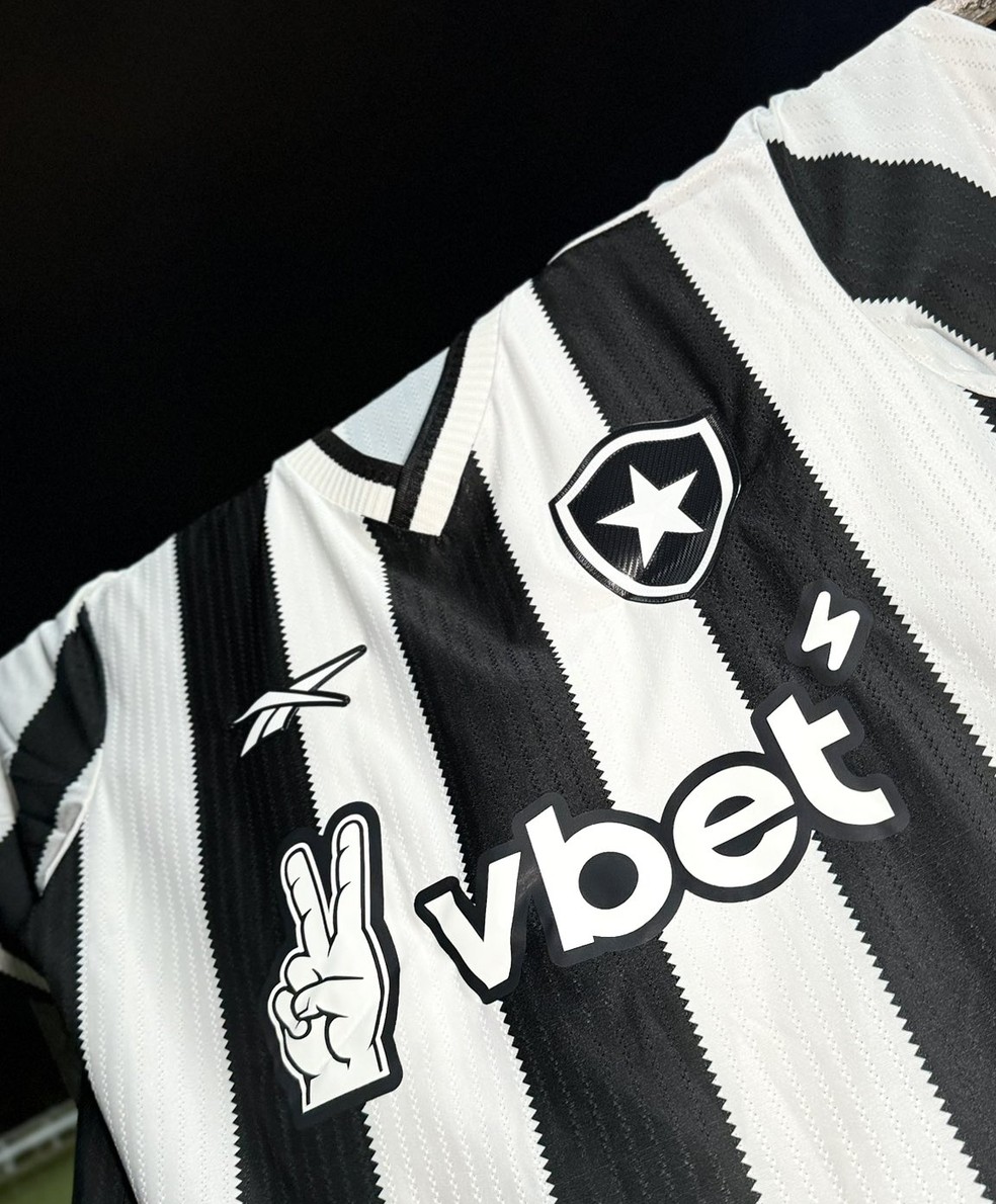 Camisa do Botafogo com o "V de vitória" — Foto: Vbet