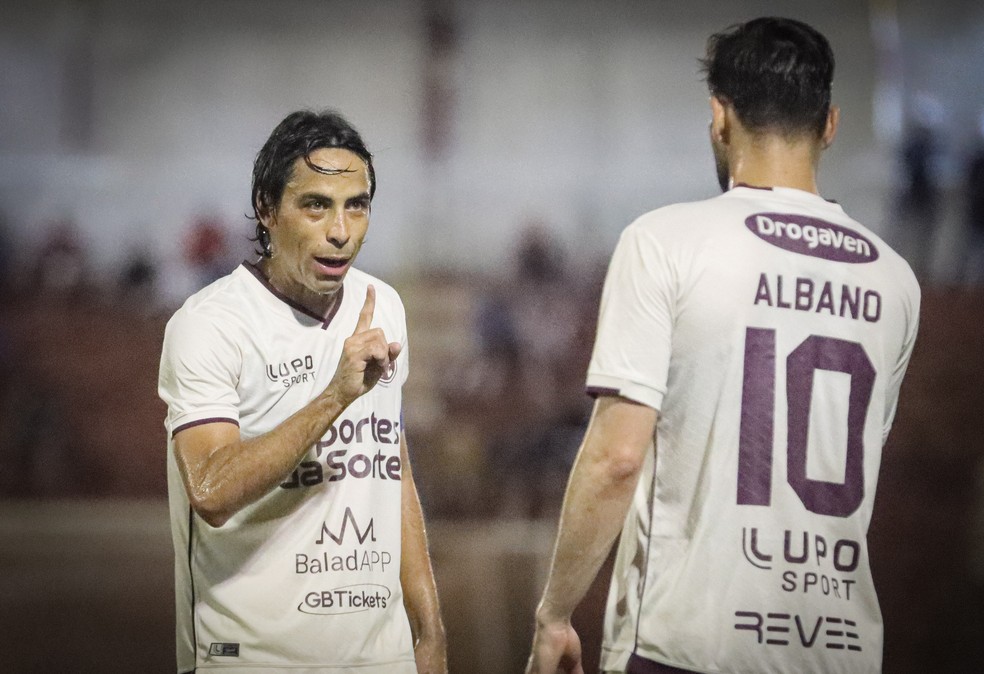 Albano e Ricardinho conversando com Albano