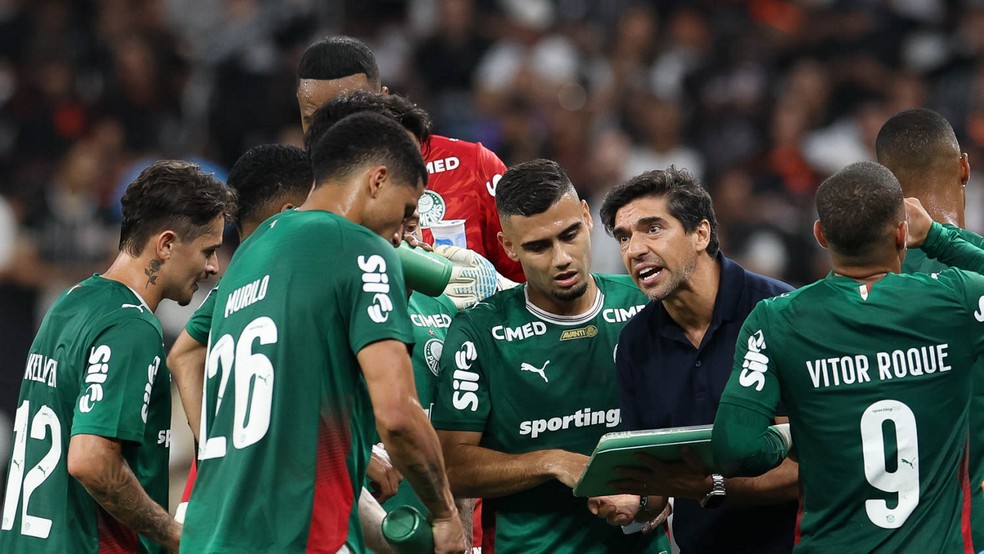 Abel Ferreira conversa com os jogadores do Palmeiras durante o Dérbi — Foto: Cesar Greco/Palmeiras
