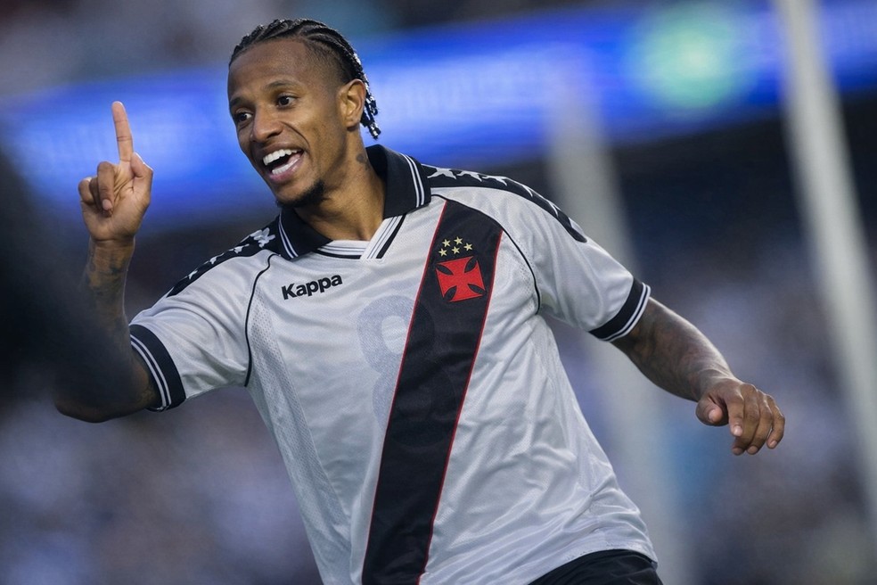 Tche Tche usando modelo do Vasco de 1998 em imagem feita por IA — Foto: Montagem, IA