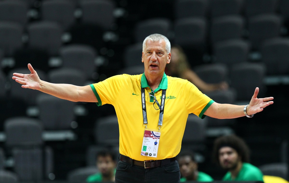 O Tecnico De Um Time De Basquete - FDPLEARN