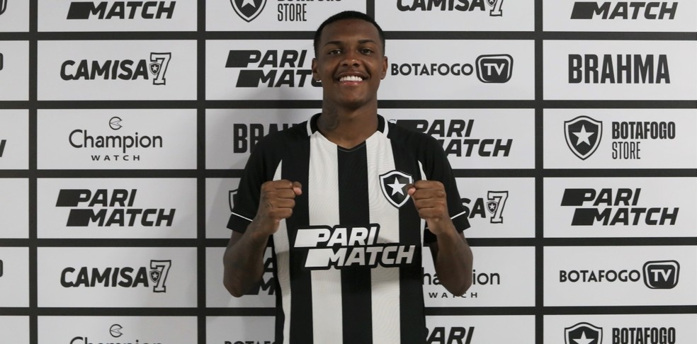Gregory, ex-Hercílio Luz, em apresentação pelo Sub-20 do Botafogo em 2023 — Foto: Henrique Lima/BFR