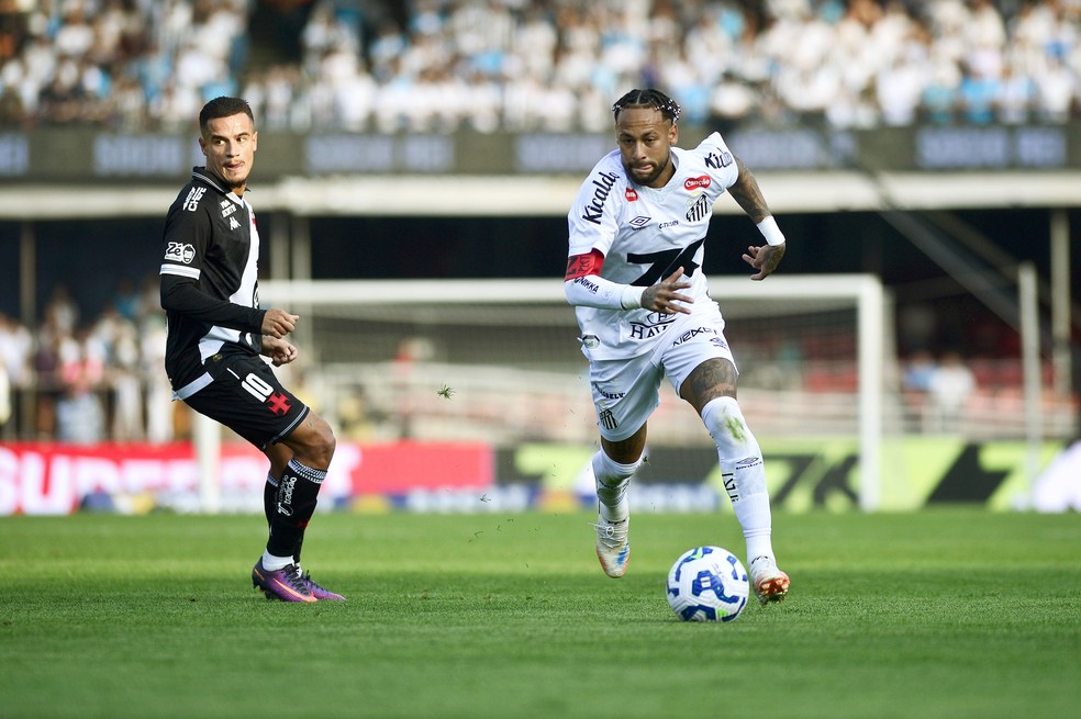 Coutinho e Neymar em Santos x Vasco no Morumbis; Brasileiro 202  Foto: Marcos Ribolli