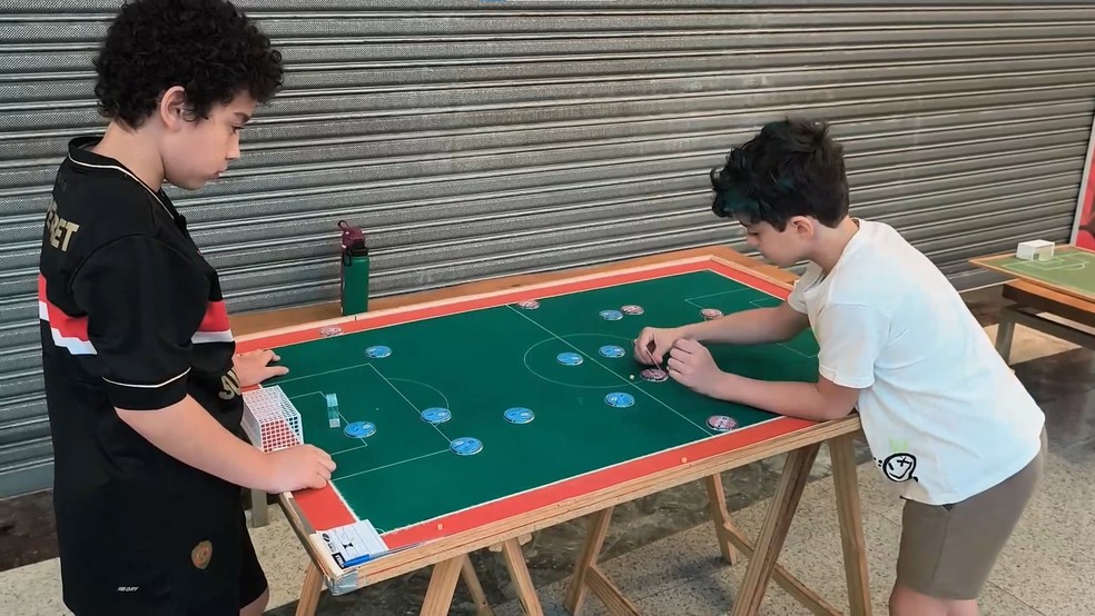 Crianças jogando futebol de botão — Foto: Divulgação