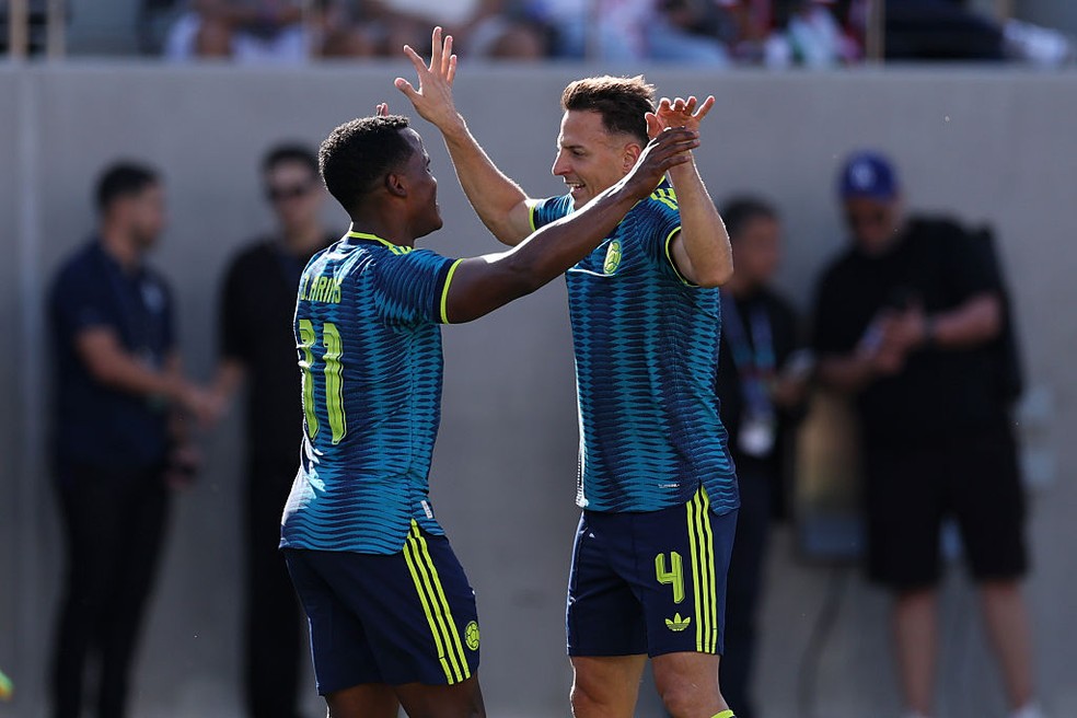 Arias marca dois gols em duelo internacional