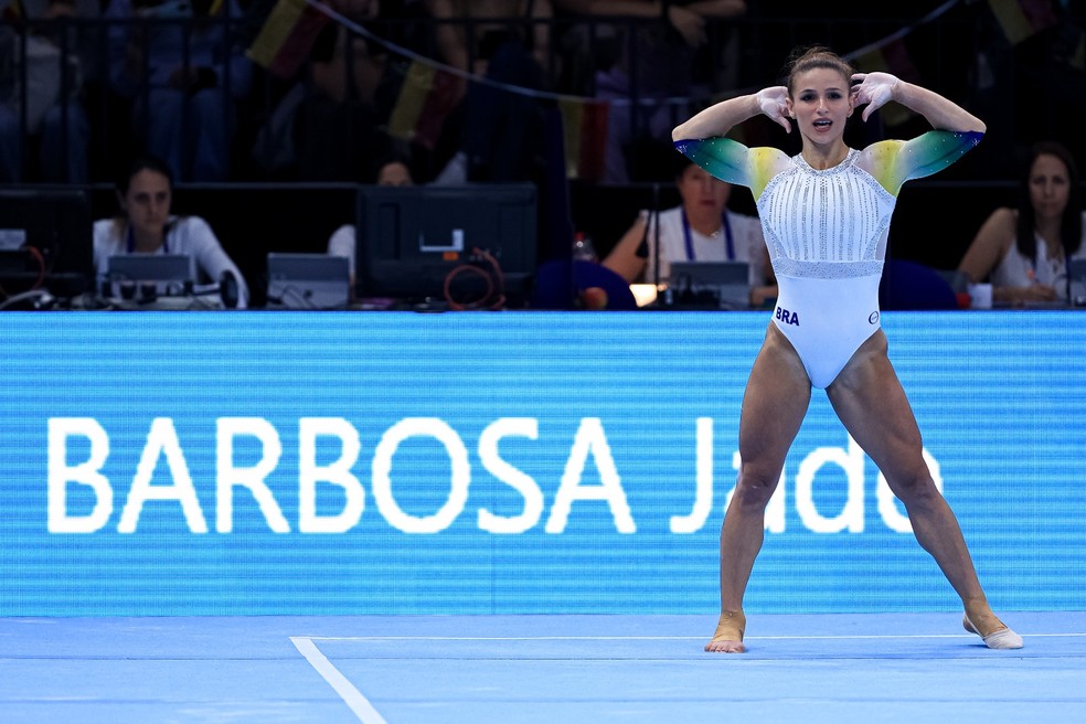 Jade Barbosa escolheu as cores do Brasil para marcar o dia da qualificatória para Paris 2024 — Foto: CBG/Ricardo Bufolin