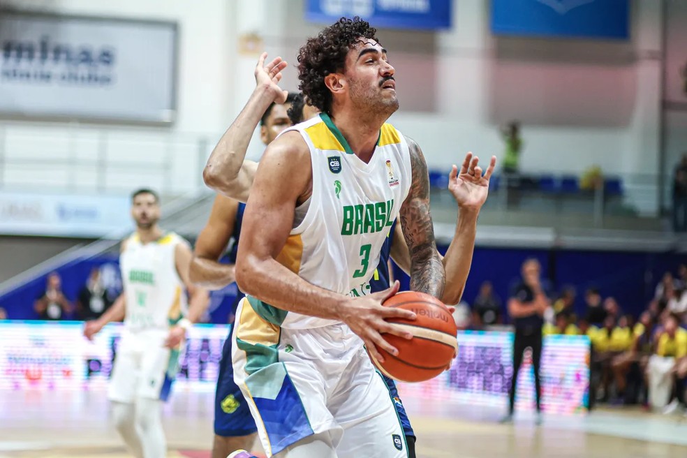 Márcio Santos tenta a cesta para o Brasil — Foto: Divulgação/FIBA