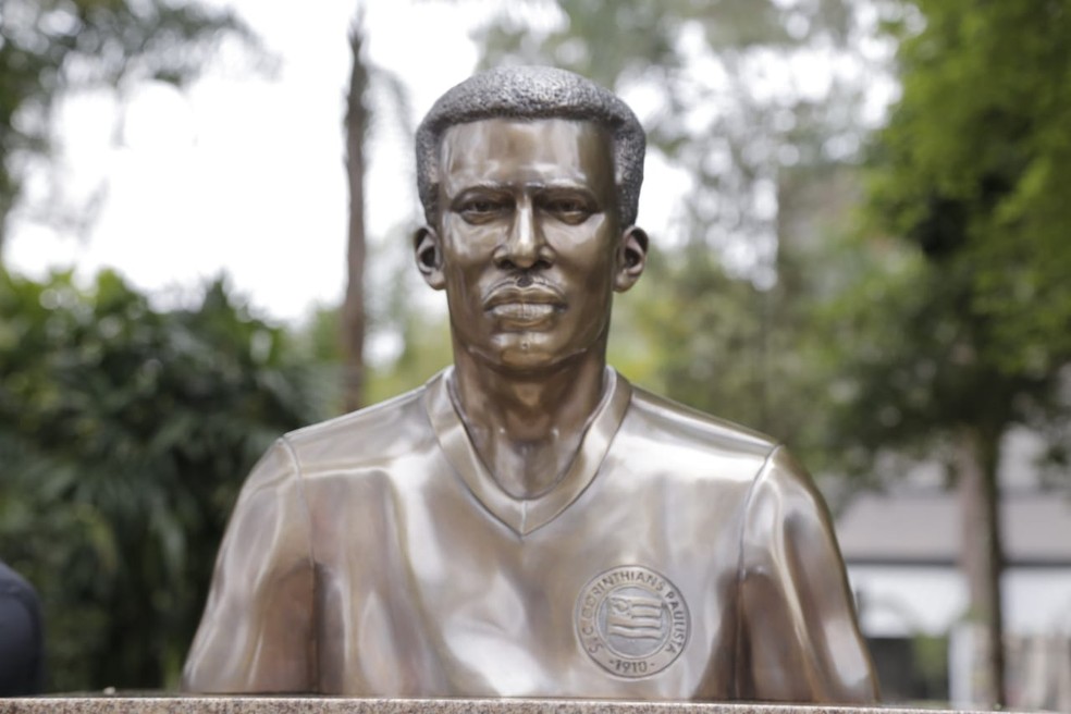 Corinthians inaugurou busto de Teleco no Parque São Jorge — Foto: José Manoel Idalgo