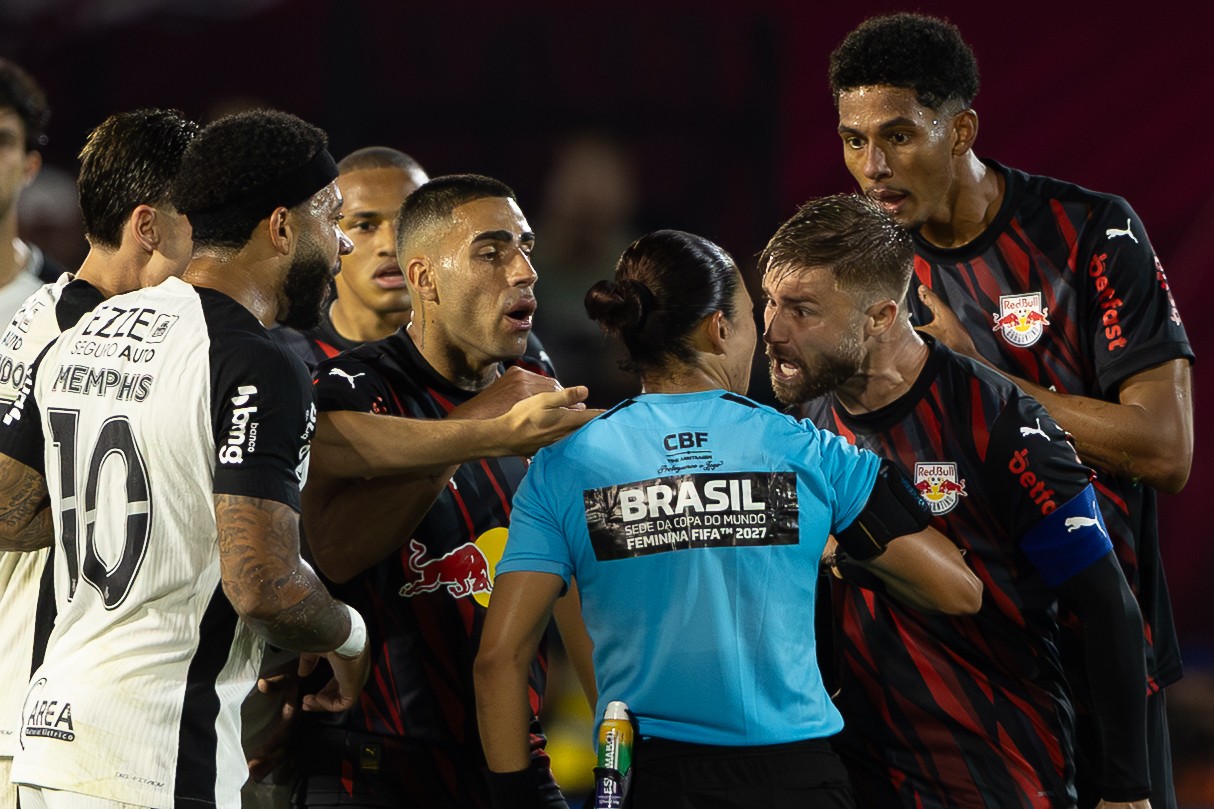 Expulsões explicadas? Edina Alves expõe expulsões de Charles e Martínez na súmula da derrota.