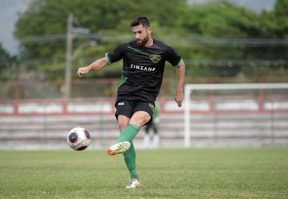Bruno Gallo na S&eacute;rie C do Rio: jogador do Zinzane foi campe&atilde;o carioca da primeira divis&atilde;o em 2015 pelo Vasco &mdash; Foto: Andr&eacute; Dur&atilde;o