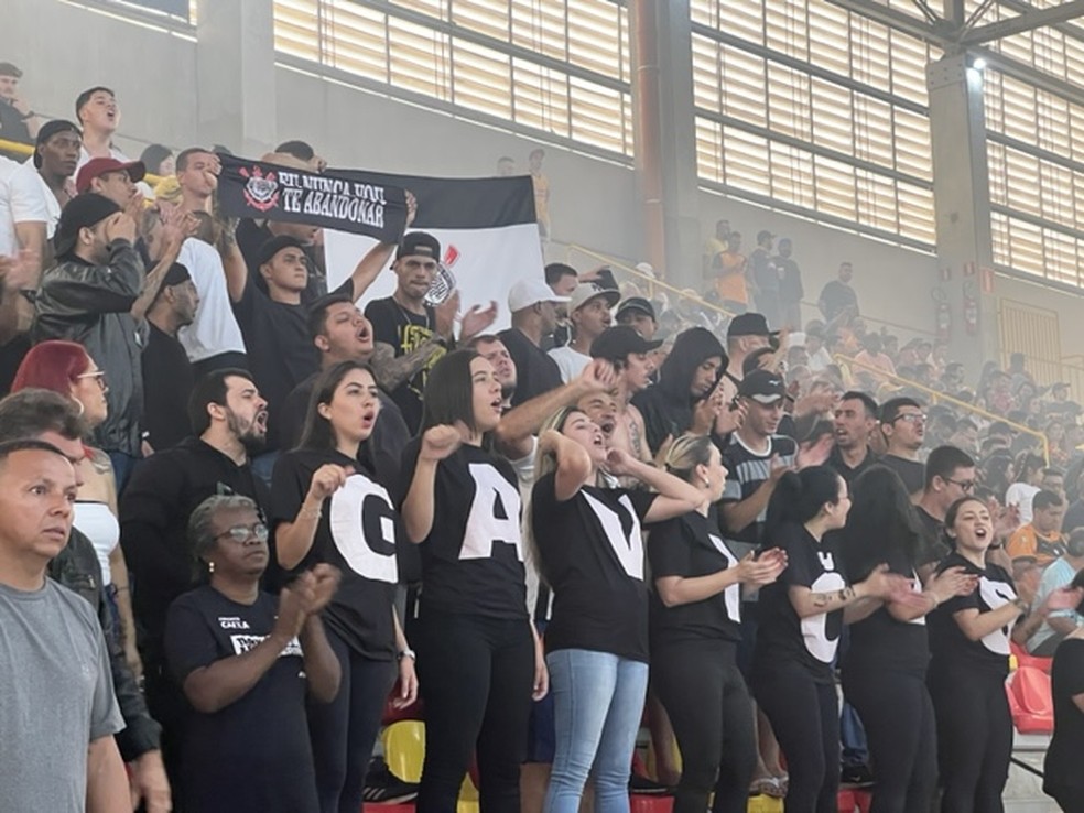 Gaviões da Fiel na final do Paulista de futsal, apesar de proibição — Foto: Pâmela Ramos/TV TEM