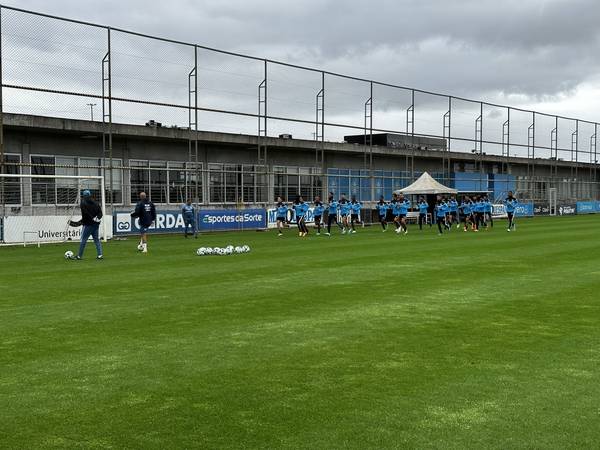 Renato e presidente aparam arestas em conversa, e Grêmio volta aos treinos após folga