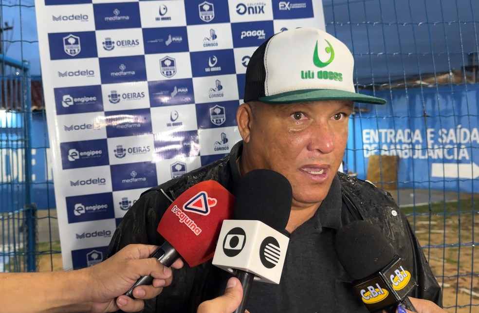 Givanildo Sales, técnico do Oeirense — Foto: Rede Clube