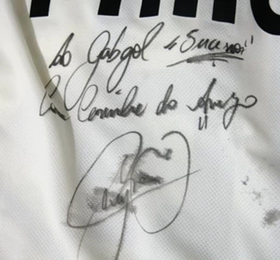 Em autógrafo, Neymar definiu Gabigol como seu sucessor — Foto: Lincoln Chaves