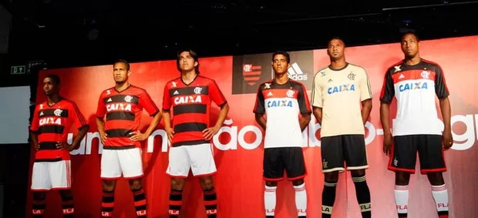 Jogadores do Flamengo posam com as camisas da Adidas em 2013 — Foto: Marcelo de Jesus