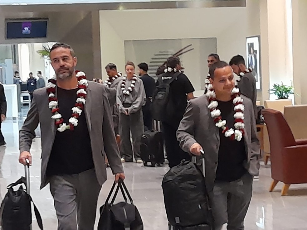 Artur Jorge desembarca com o Botafogo em Doha — Foto: Janir Junior