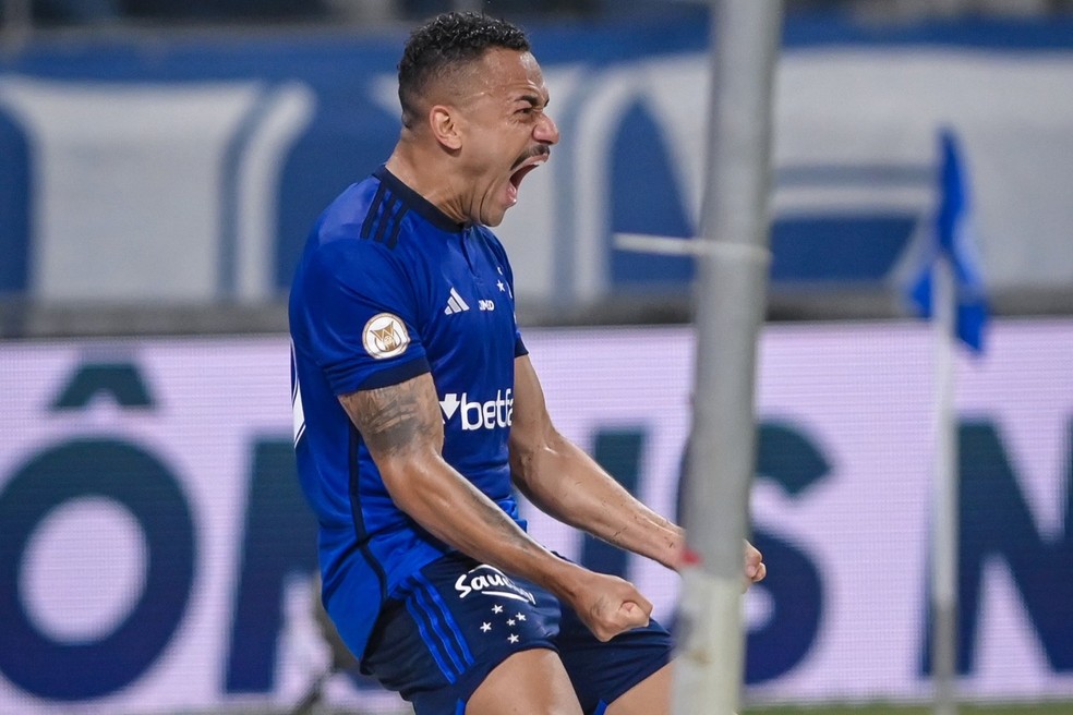 Rafael Papagaio comemora gol do Cruzeiro contra o Corinthians — Foto: Agência i7/Mineirao