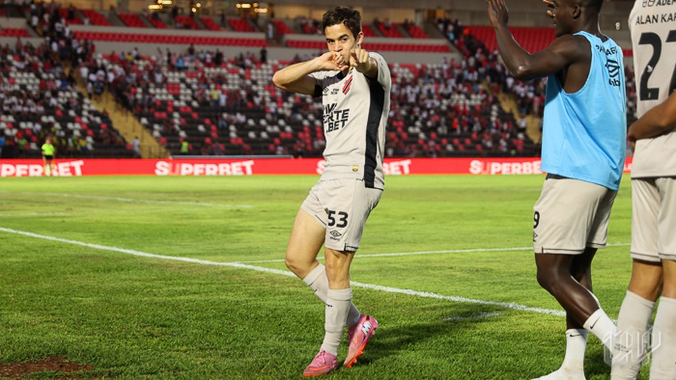 Dudu comemora golaço marcado pelo Athletico contra o Botafogo-SP — Foto: José Tramontin/athletico.com.br