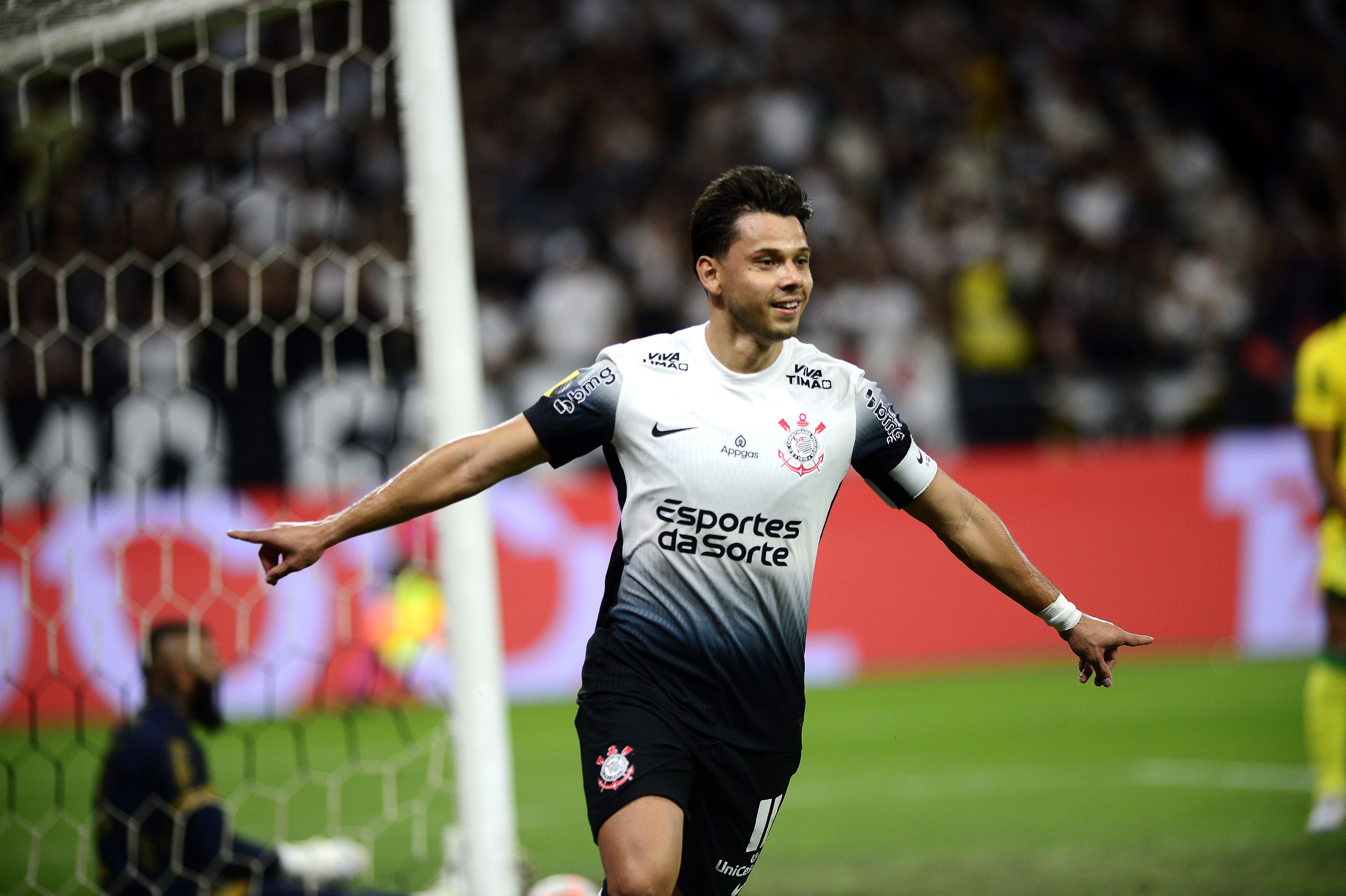 Romero supera Jô como principal goleador do Corinthians no século.