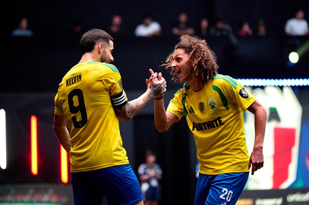 Matheus Dedo e Kelvin Oliveira vibram com um dos gols brasileiros na Kings League — Foto: Rebeca Schumacker/Quality Sport Images