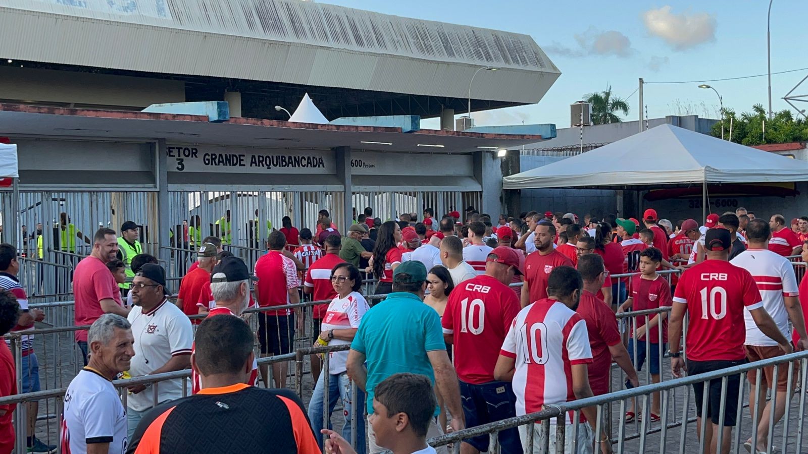 CRB inicia venda de ingressos para duelo contra o Goiás; confira preços e pontos de venda