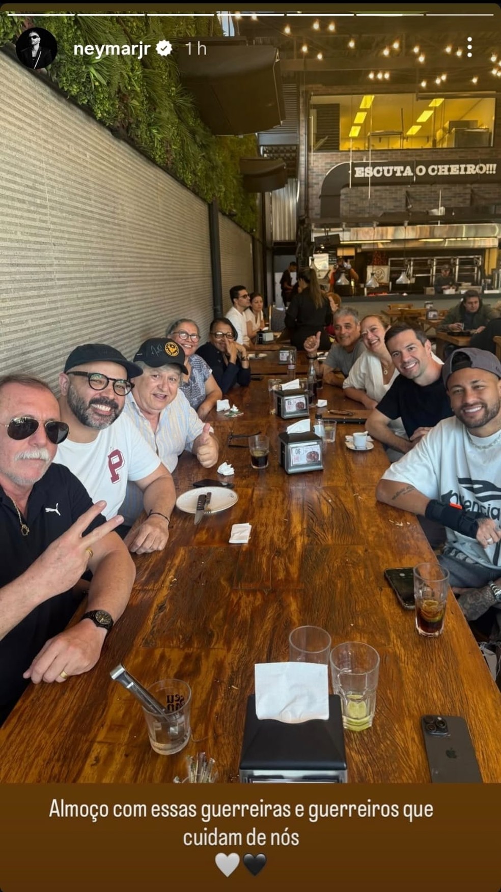 Neymar almoçou com funcionários do Santos em uma churrascaria da cidade — Foto: Reprodução/Instagram