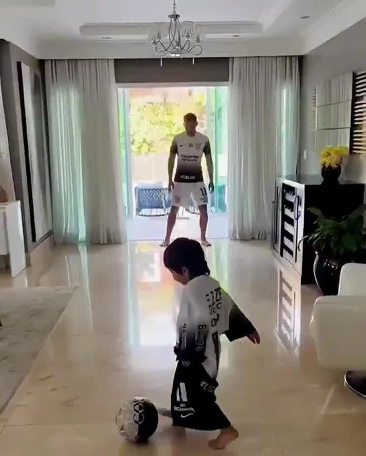 Romero, do Corinthians, participa de jogo simulado com filho de quatro anos