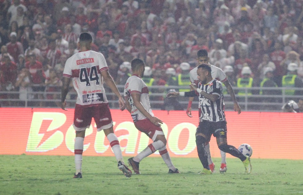 Neymar em ao pelo Santos contra o CRB  Foto: Ailton Cruz