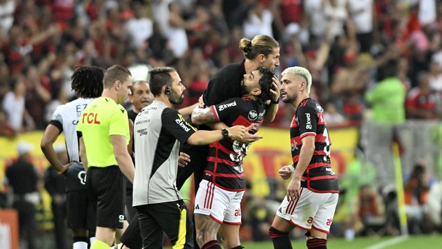 Filipe Luis comemora com Gabi em Flamengo x Corinthians