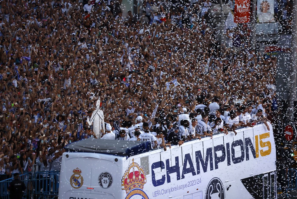 Ônibus com campeões do Real Madrid passeia pela Praça Cibeles para festa do 15º título da Champions — Foto: Susana Vera/Reuters