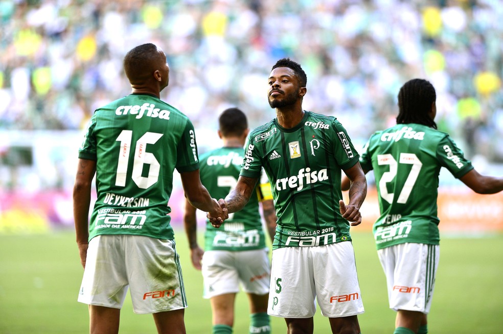 Palmeiras x Flamengo - Deyverson e Michel Bastos — Foto: Marcos Ribolli