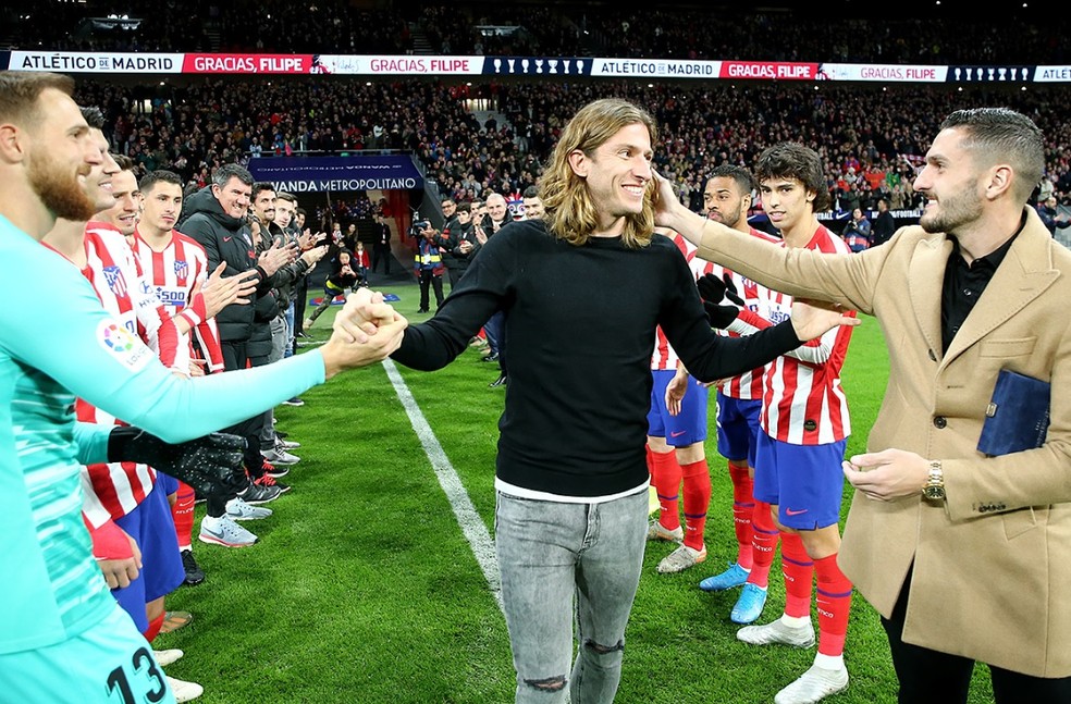 Filipe Luís é homenageado antes de jogo do Atlético de Madrid pelo Espanhol | flamengo | ge