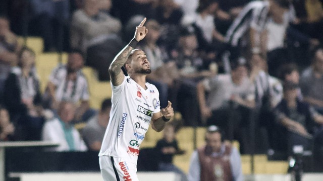 Maxwell comemora o gol do Operário-PR sobre o CRB