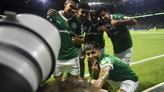 Jogadores comemoram gol de Facundo Torres em Palmeiras x Sporting Cristal