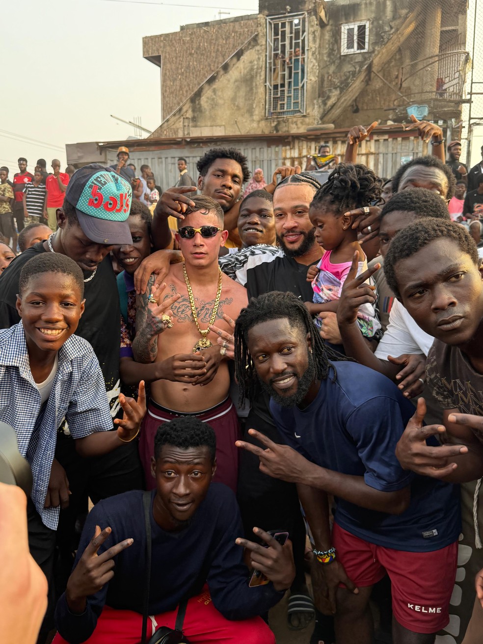 Memphis e MC Hariel gravam clipe em Gana, na África