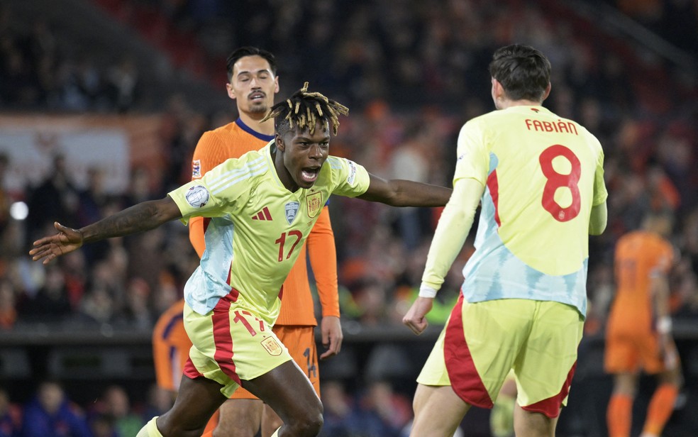 Nico Williams comemora seu gol contra a Holanda Liga das Nações da UEFA 2025 — Foto: REUTERS/Fabian Bimmer