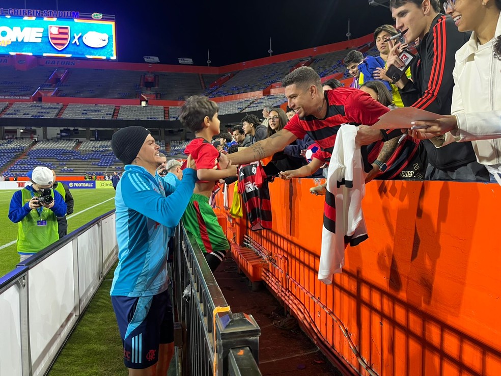 Ayrton Lucas dá autófrago a torcedor do Flamengo — Foto: Emanuele Ribeiro