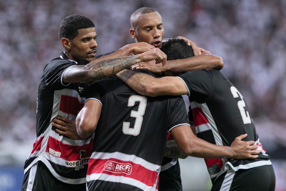 Elenco do Santa Cruz celebra gol — Brusque x Santa Cruz