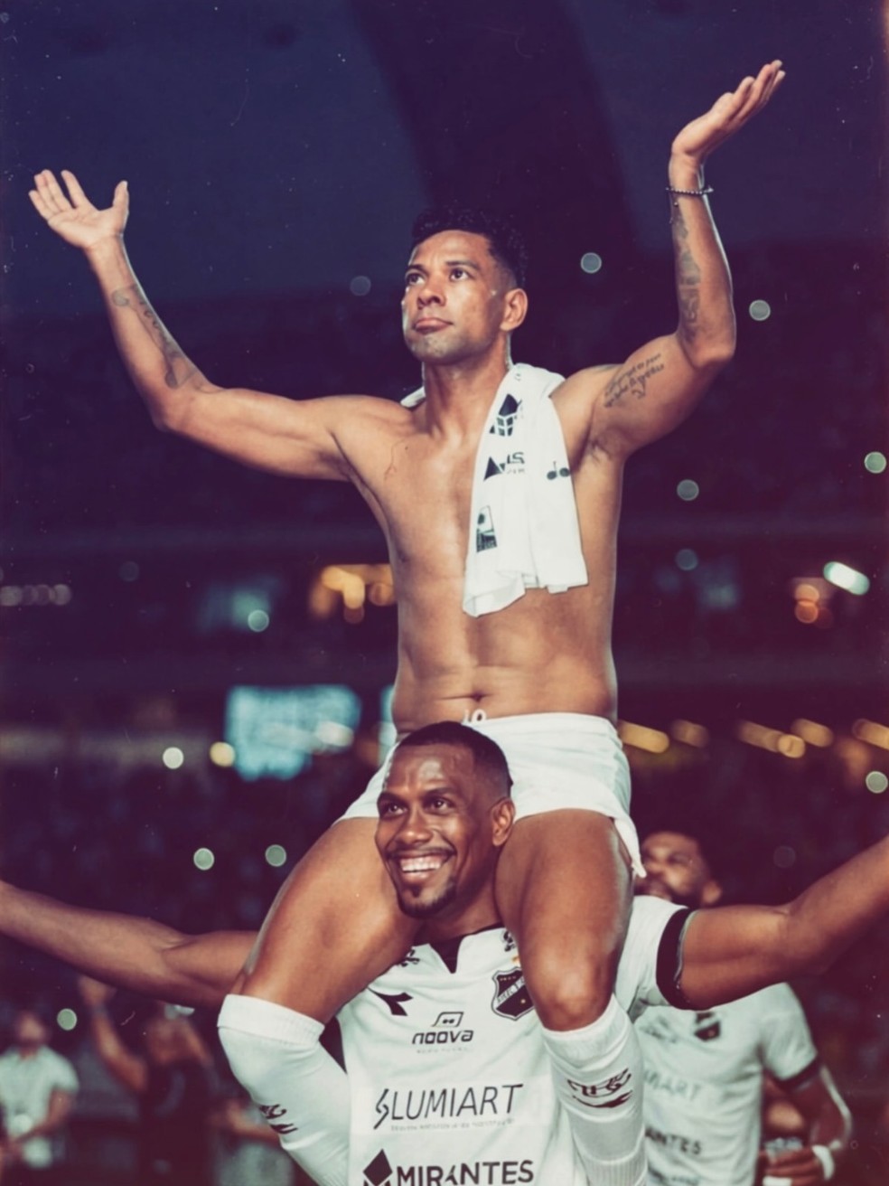 Wallyson é erguido por Igor Bahia em festa do acesso do ABC — Foto: Tyrone/@tyronemft