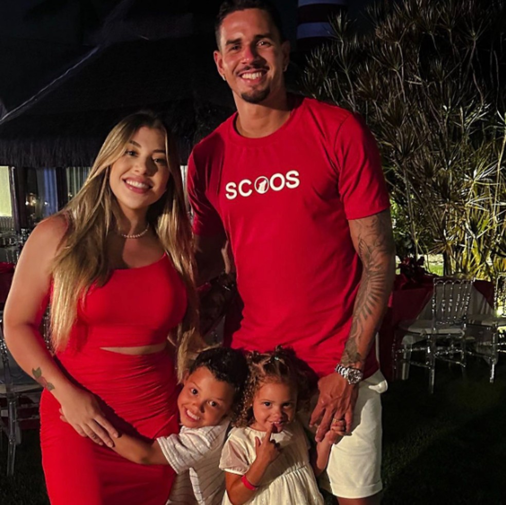 Lucas Veríssimo, do Corinthians, a esposa e os dois filhos no Natal — Foto: Instagram/Reprodução