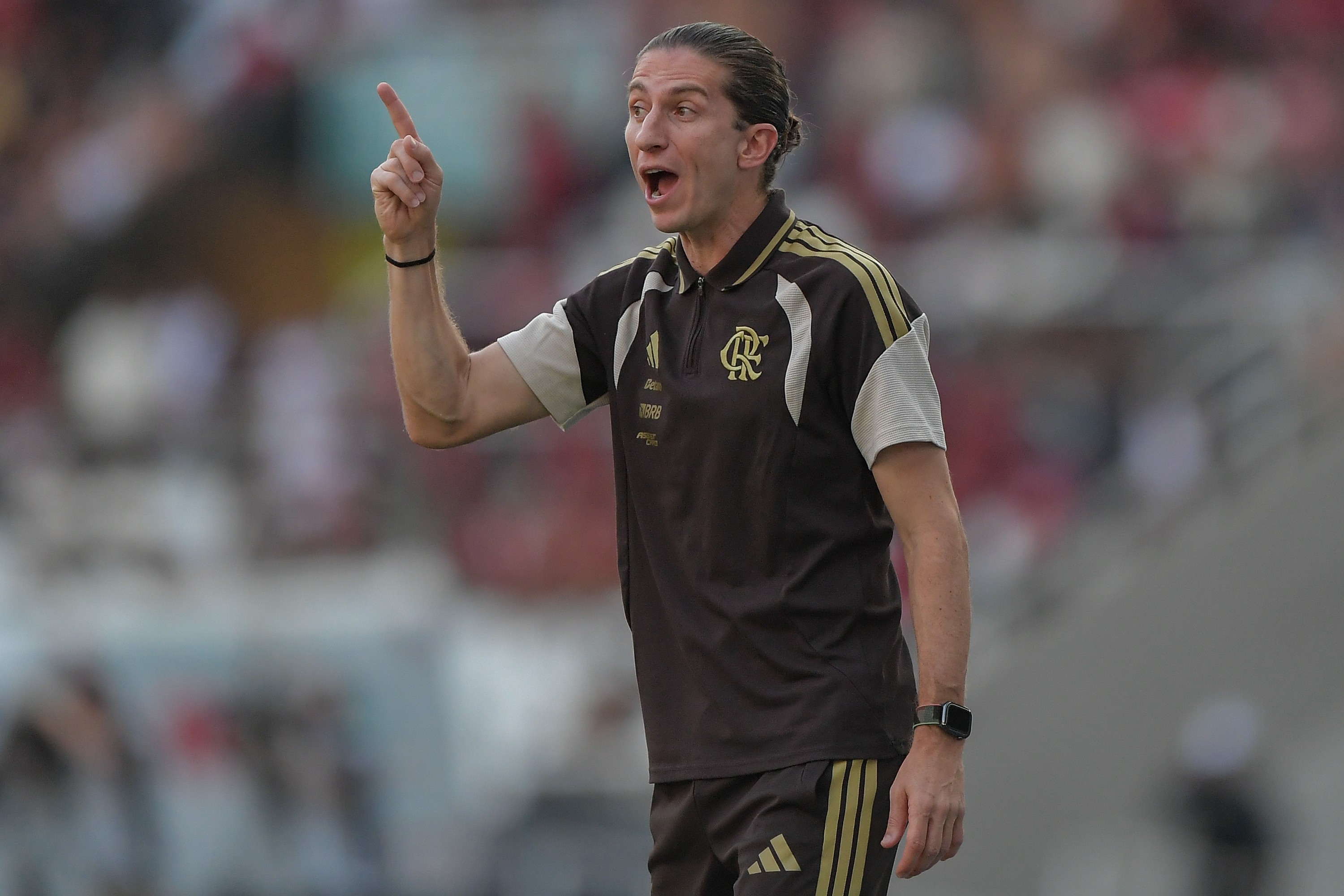 Filipe Luís exalta evolução após vitória no clássico