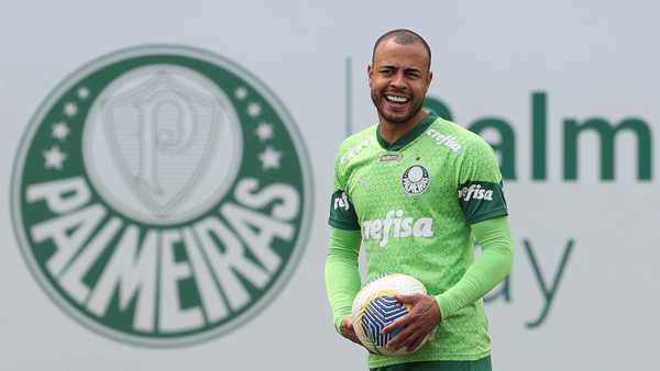 Mayke se destaca nos treinos e elenco do Palmeiras recupera laterais-direitos.