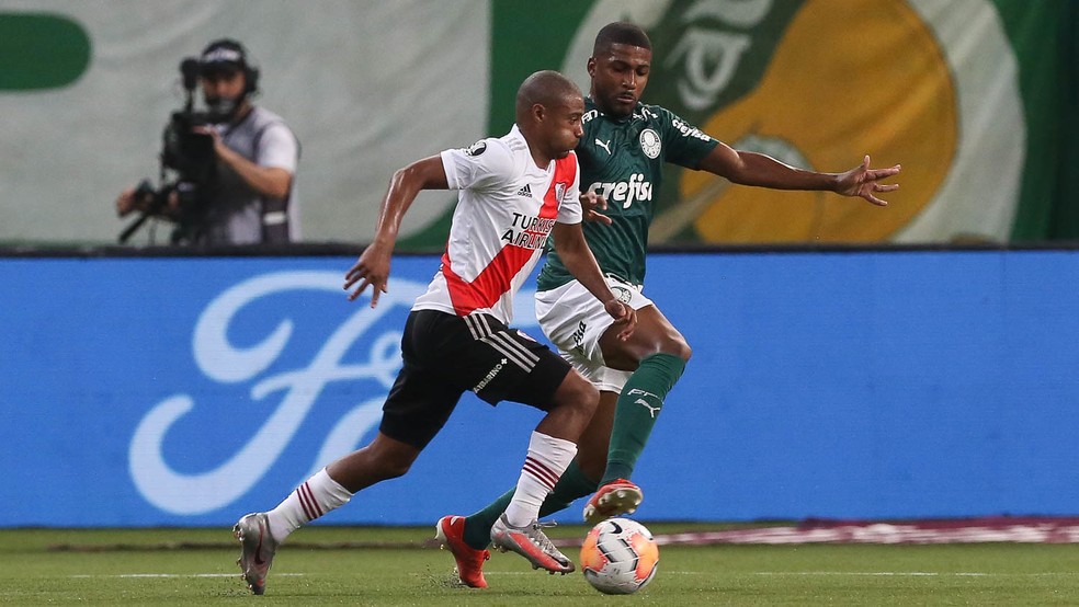 De La Cruz, do River Plate, enfrenta Emerson Santos, do Palmeiras, em semifinal da Libertadores — Foto: Cesar Greco