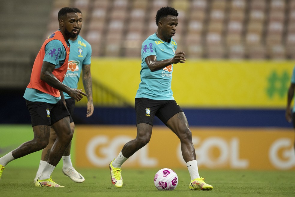 Gerson e Vinicius Junior no treino pela Seleção — Foto: Lucas Figueiredo/CBF